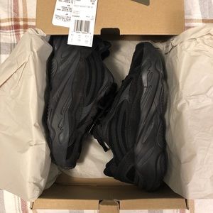 Yeezy boost 700 v2 vanta size size 6 4.5Y